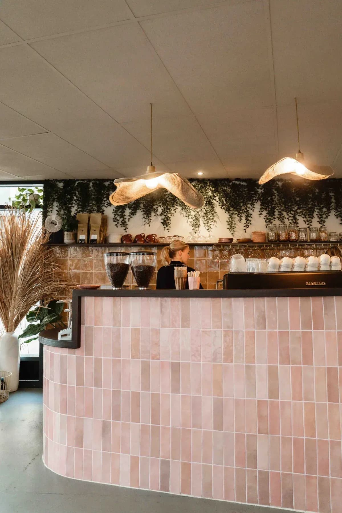 Het warme interieur en de bar van Café MAEV