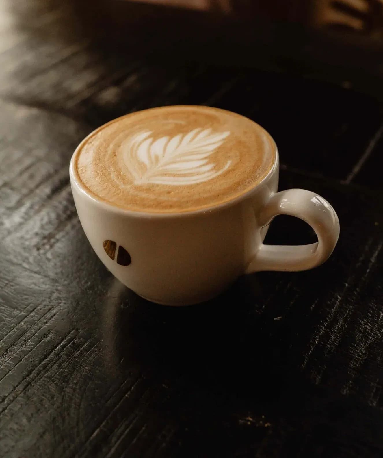 Latte art in een warme kop specialty coffee