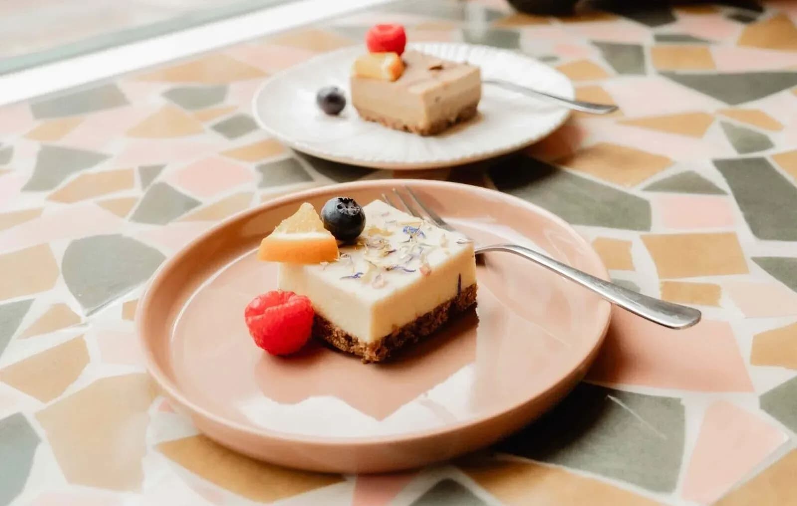 Huisgemaakte cheesecake op een bordje