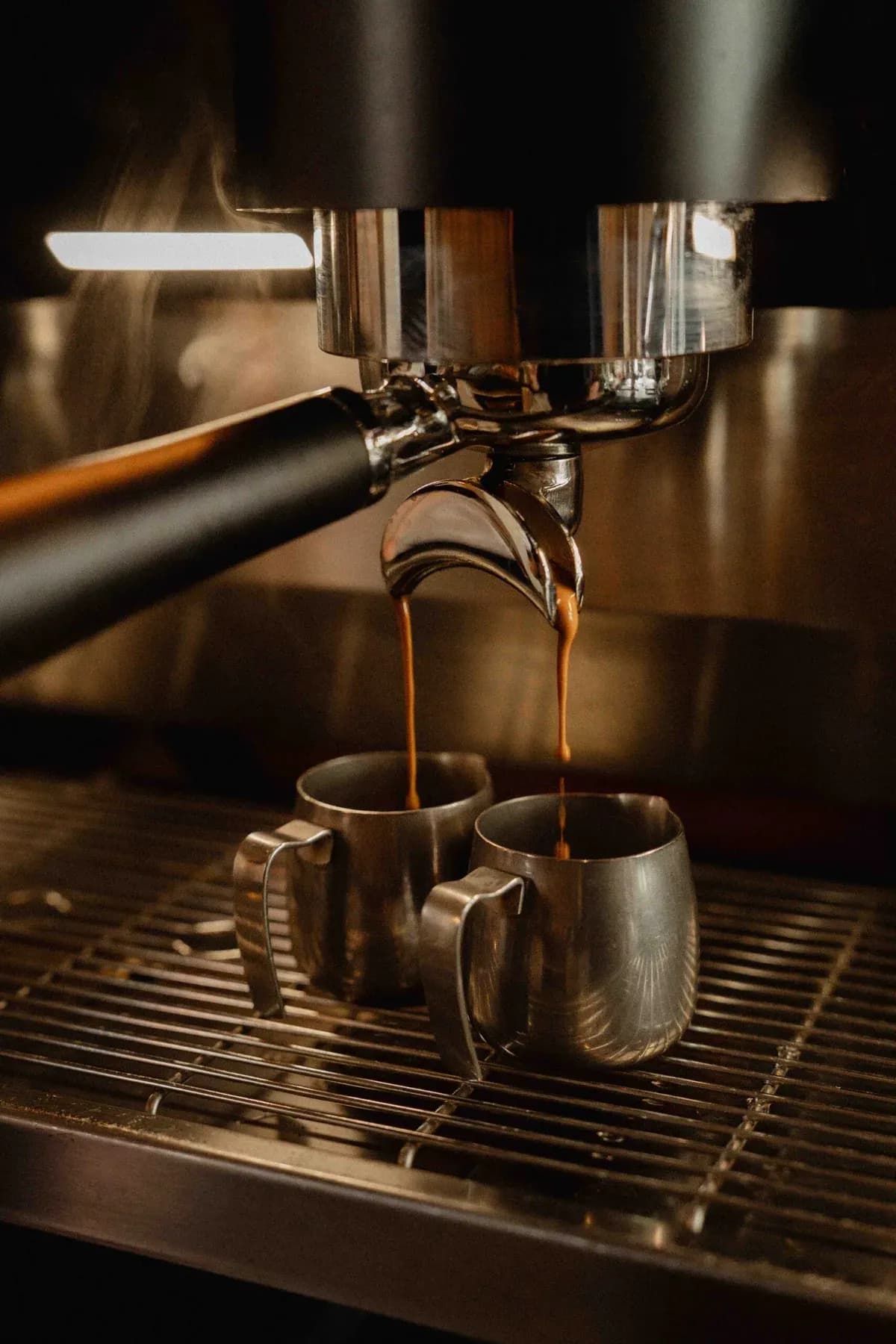 Barista schenkt met zorg een verse koffie