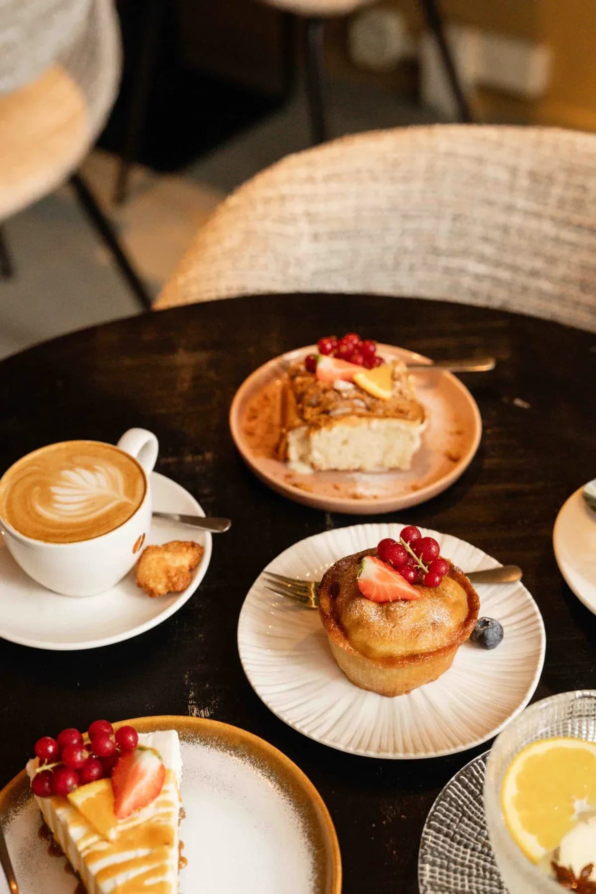 High tea met scones, zoet gebak en hartige hapjes