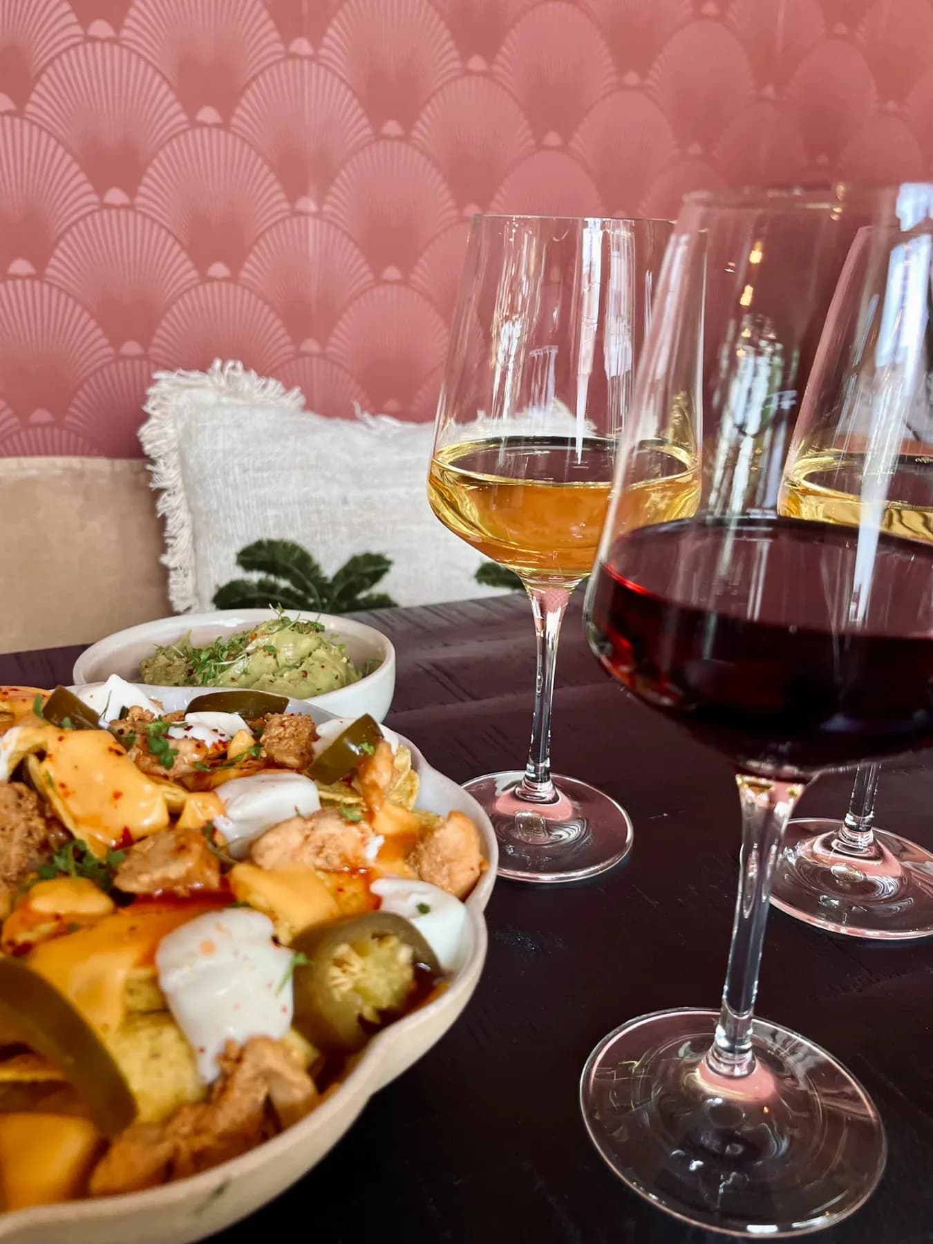 Gedekte tafel om samen van te genieten bij Café MAEV