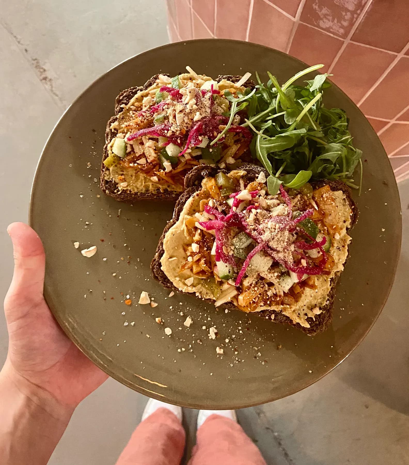 Vers belegde toast met avocado
