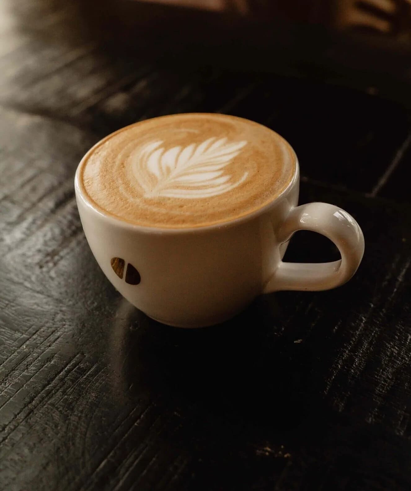 Latte art in een warme kop specialty coffee